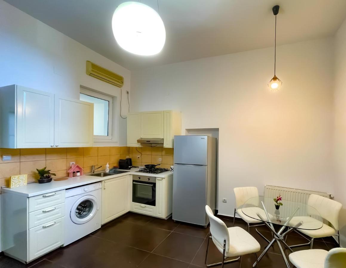 Cool Flat With Hot Tub In The Old Town Apartment Букурещ Екстериор снимка