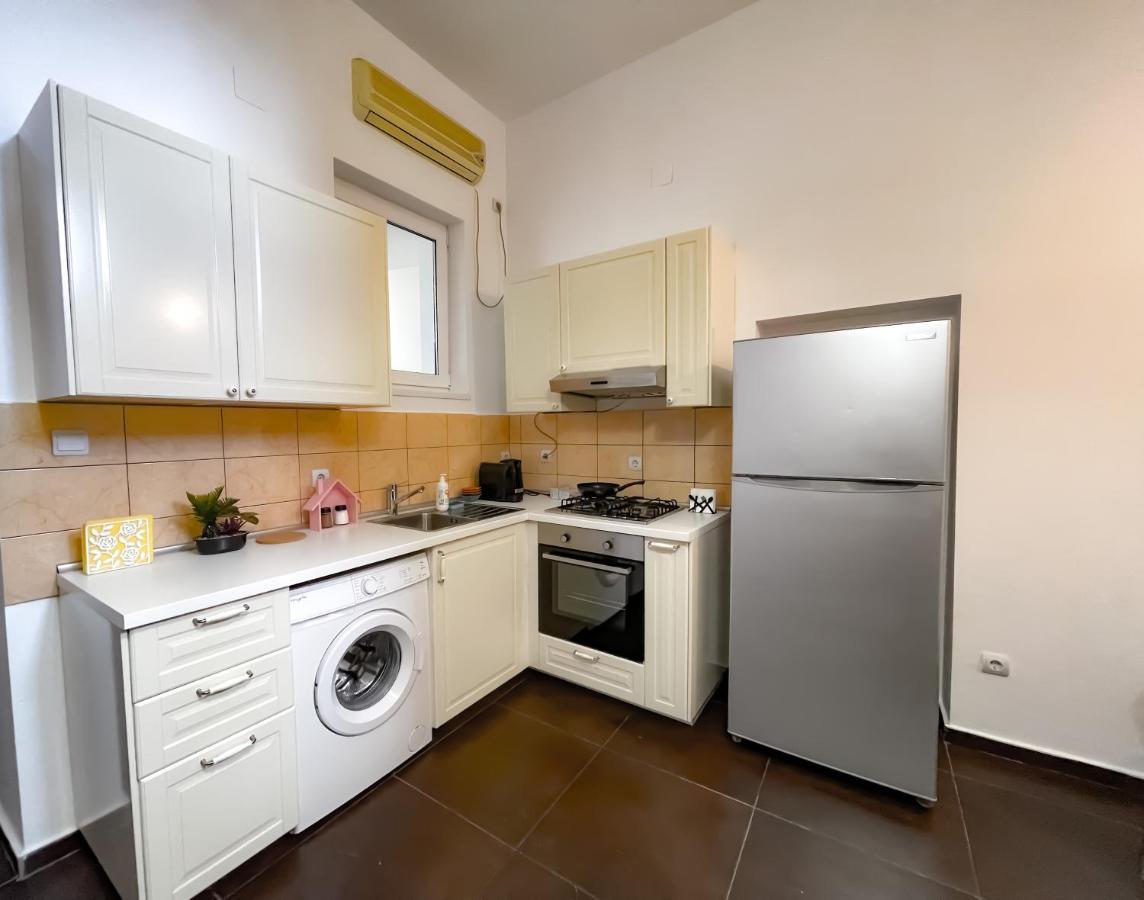 Cool Flat With Hot Tub In The Old Town Apartment Букурещ Екстериор снимка