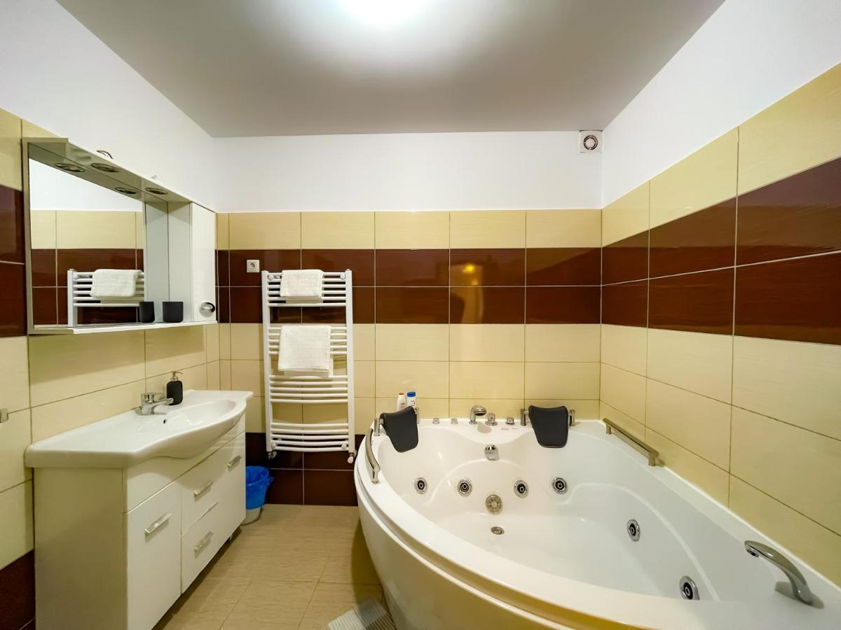 Cool Flat With Hot Tub In The Old Town Apartment Букурещ Екстериор снимка