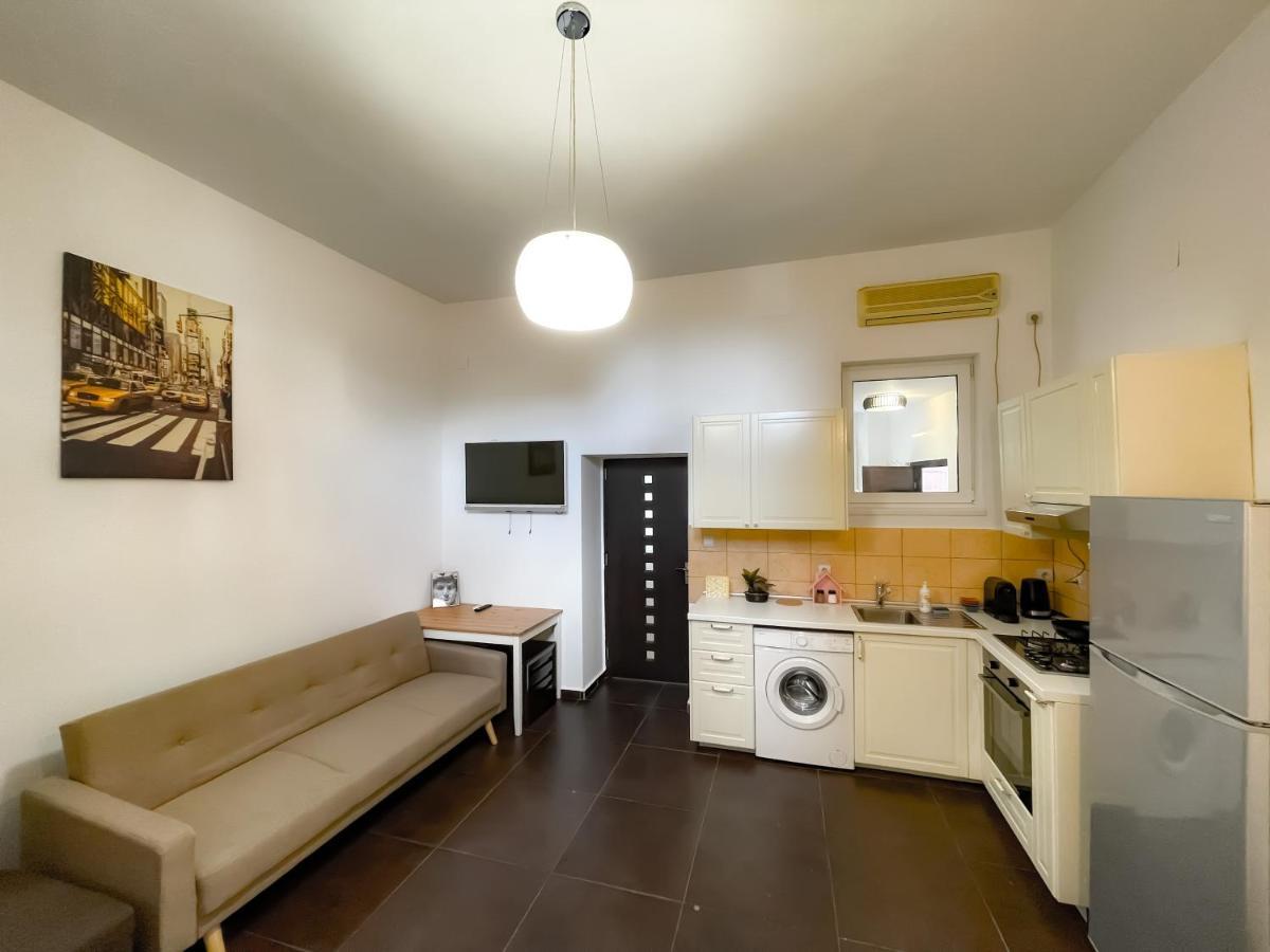 Cool Flat With Hot Tub In The Old Town Apartment Букурещ Екстериор снимка